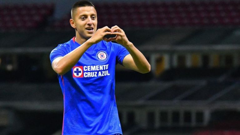 Alvarado celebra un gol con Cruz Azul