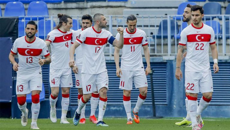 Jugadores de Turquía festejan un gol