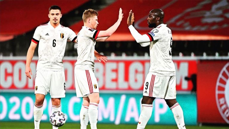  De Bruyne y Lukaku festejan un gol con Bélgica