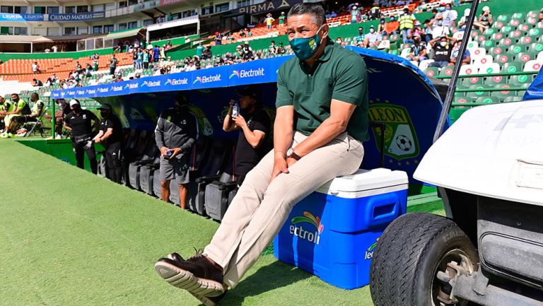 Ambriz observa un juego de León