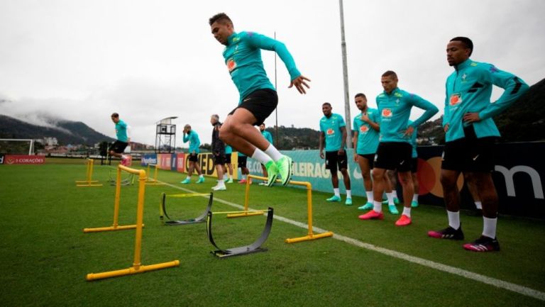 Casemiro durante un entrenamiento de Brasil