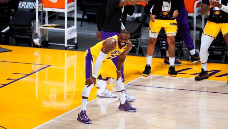 Lebron James durante un partido con los Lakers