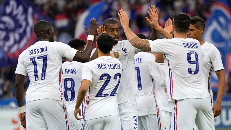 Futbolistas de Francia festejan un gol