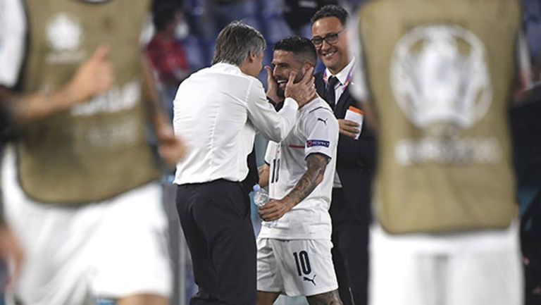 Insigne celebra junto a Roberto Mancini