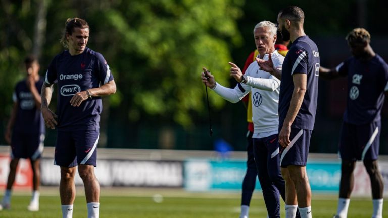 Didier Deschamps con Benzema y Griezmann en entrenamiento