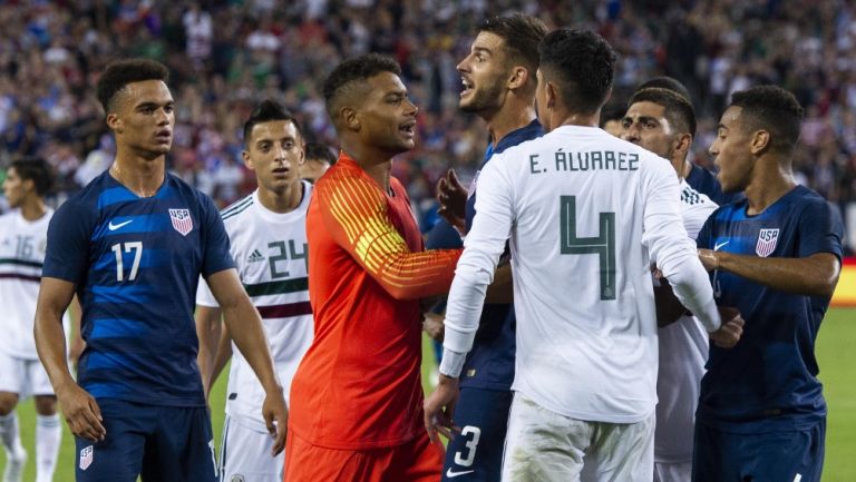 Edson Álvarez en bronca con Matt Miazga