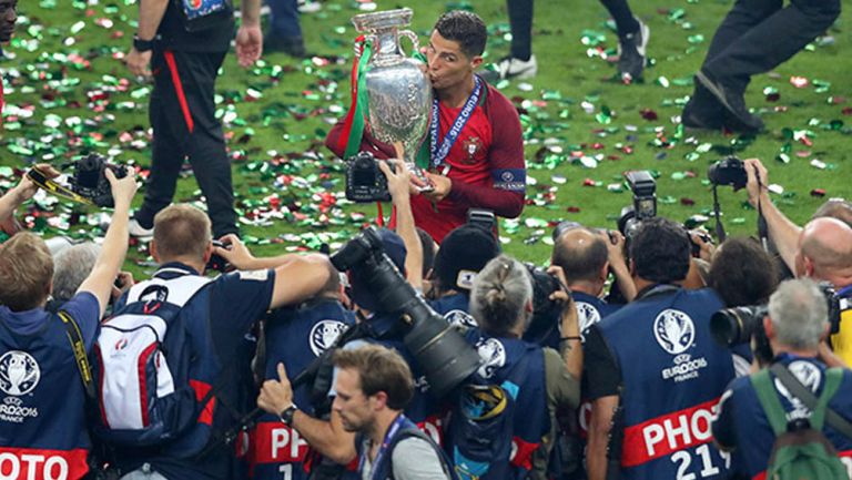 CR7 besa el trofeo de la Euro 2016