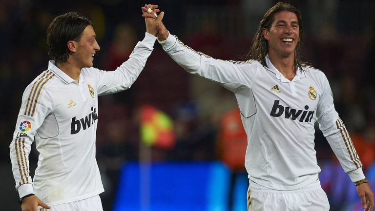 Mesut Özil y Sergio Ramos durante un duelo con el Real Madrid 