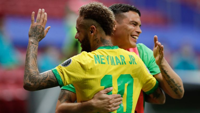 Thiago Silva celebra con Neymar en un duelo de Brasil 