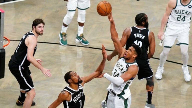 Giannis Antetokounmpo durante un partido con los Bucks