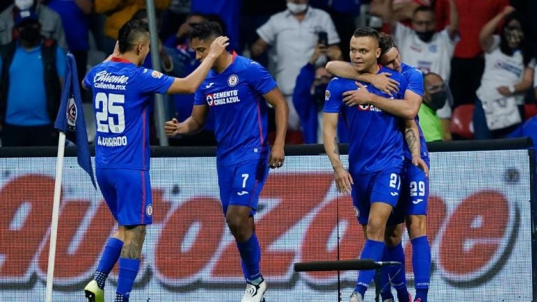 Cruz Azul en festejo de gol