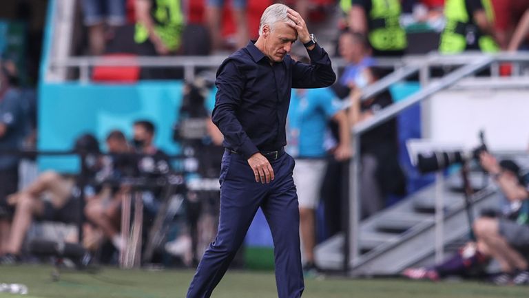 Deschamps se lamenta en un partido de Francia