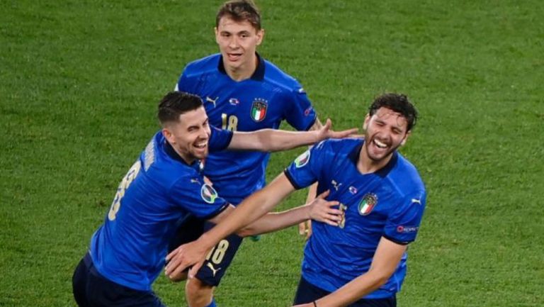 Jugadores italianos festejando un gol a favor