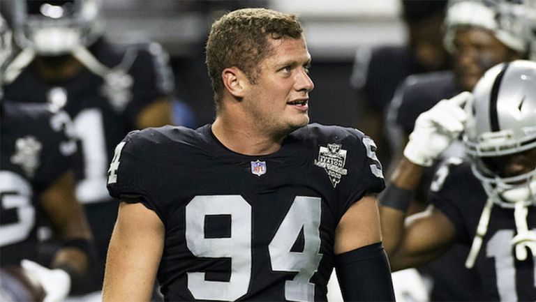 Carl Nassib en un partido con los Raiders 