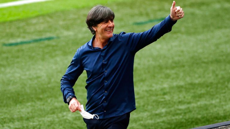 Löw saluda al público en un juego de Alemania