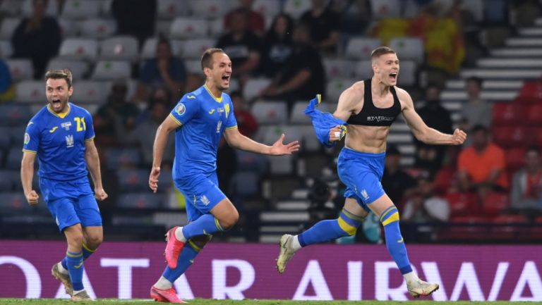 Dovbyk celebrando su agónico gol vs Suecia