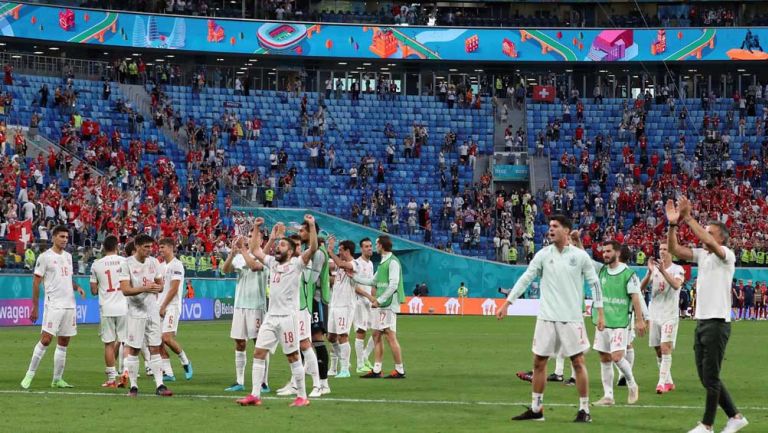 España celebra con su afición en San Petersburgo