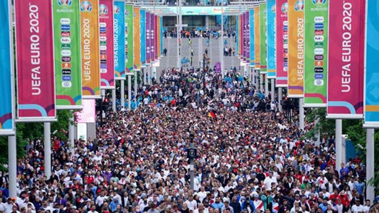 Aficionados ingleses afuera de Wembley 