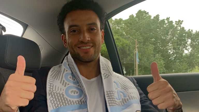 Felipe Anderson posa con una bufanda de la Lazio 