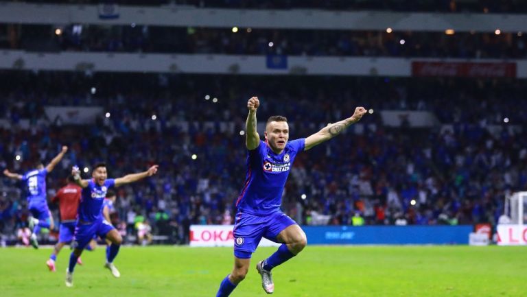 Jonathan Rodríguez durante un partido con Cruz Azul