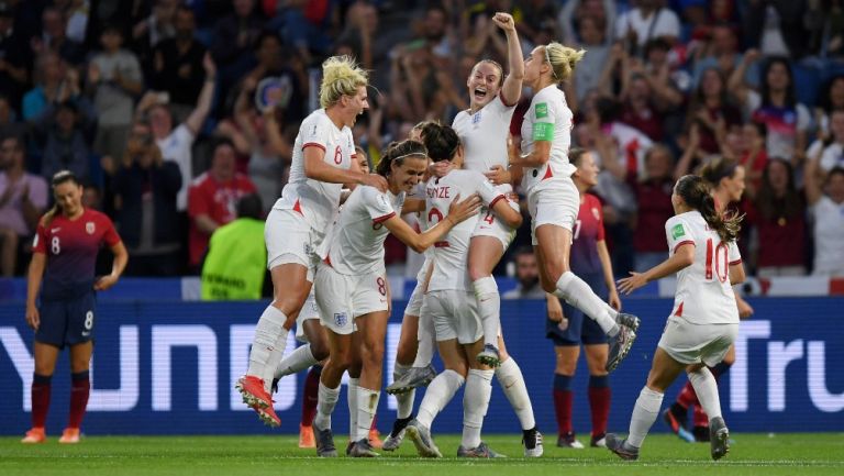 Selección de Inglaterra Femenil celebra