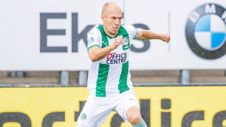 Arjen Robben durante un duelo con el Groningen