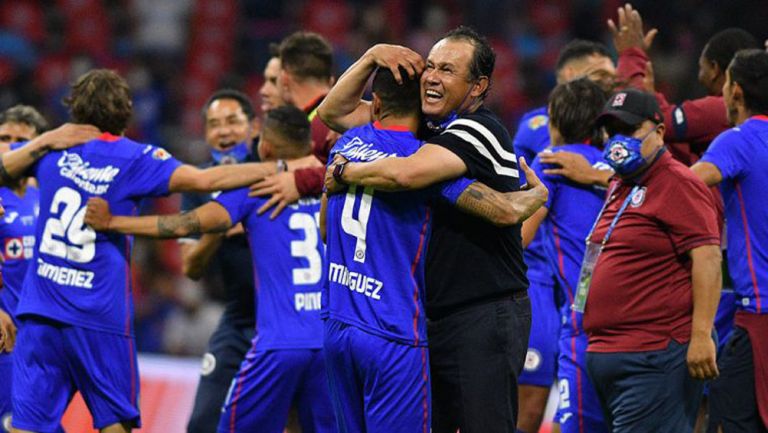 Juan Reynoso abraza a sus jugadores tras lograr el título de Liga MX