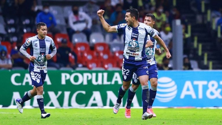 Jugadores del Pachuca festejando un gol a favor 