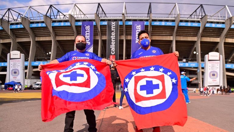 Fans de Cruz Azul en las afueras del Estadio Azteca