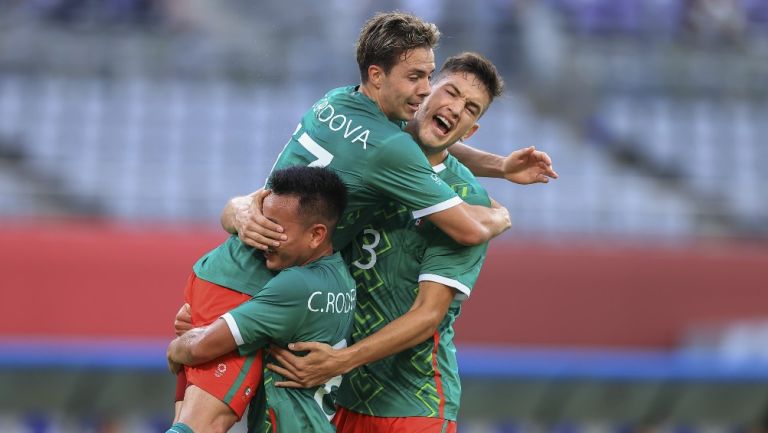 César Montes celebrando con Córdova y Charly Rodríguez