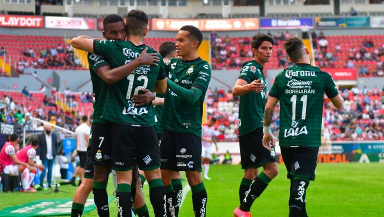 Jugadores de Santos celebran gol vs Necaxa