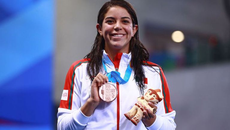 Alejandra Orozco muestra una medalla en Panamericanos