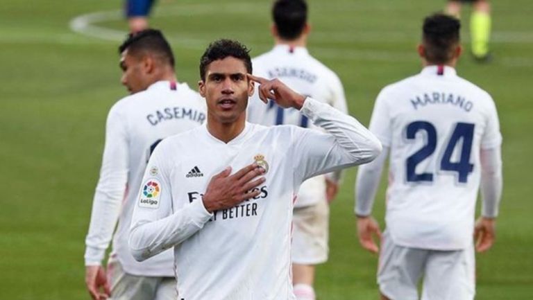 Raphael Varane durante un partido con el Real Madrid