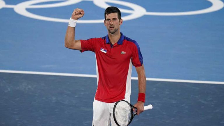 Novak Djokovic festeja la victoria sobre Nishikori 