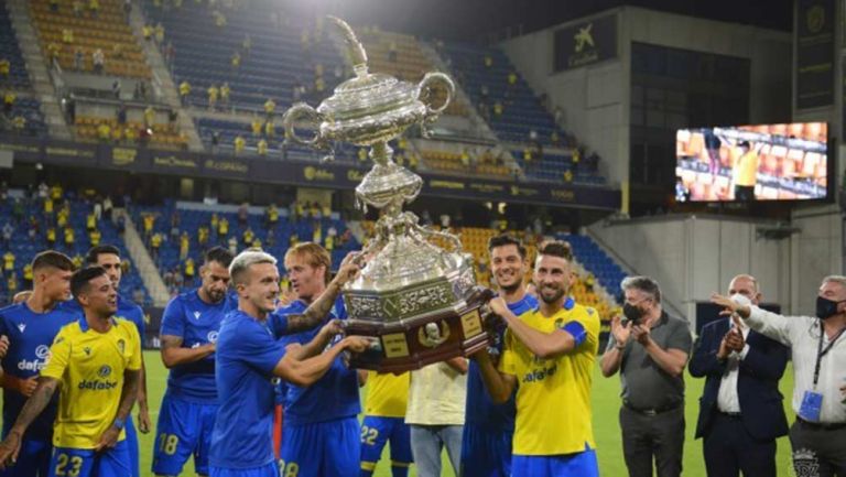 Jugadores del Cádiz levantan el Trofeo Carranza