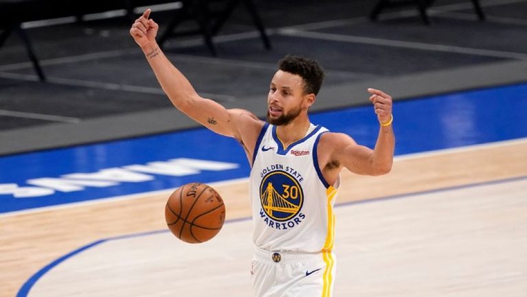 Stephen Curry durante un partido con los Warriors