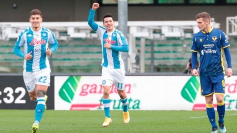 Hirving Lozano en juego ante el Hellas Verona