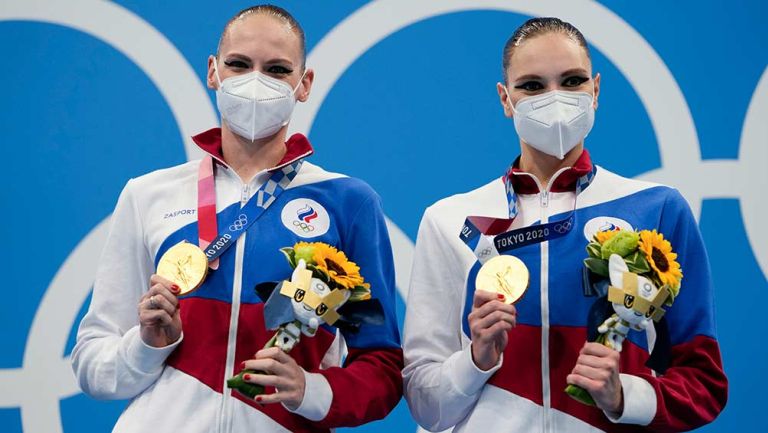 Svetlana Kolesnichenko (izq.) y Svetlana Romashina (der.) con sus medallas de oro