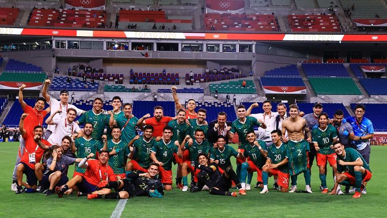 Jugadores de México festejan la victoria sobre Japón