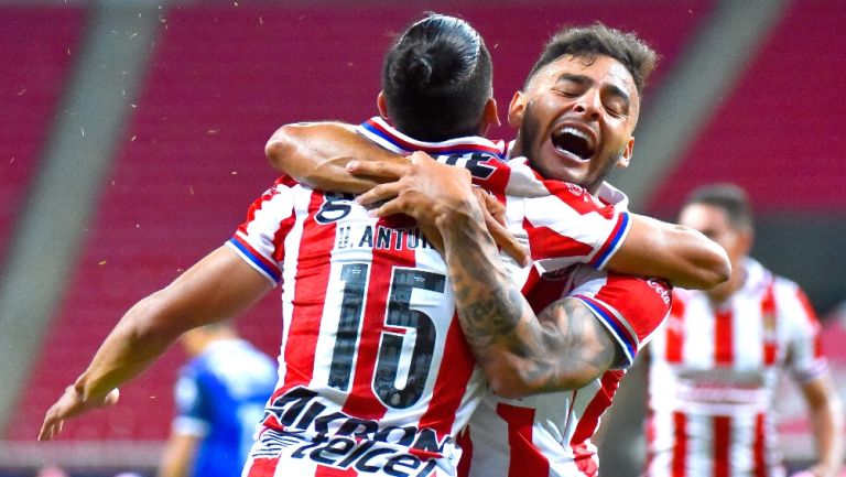 Alexis Vega y Uriel Antuna celebran un gol con Chivas