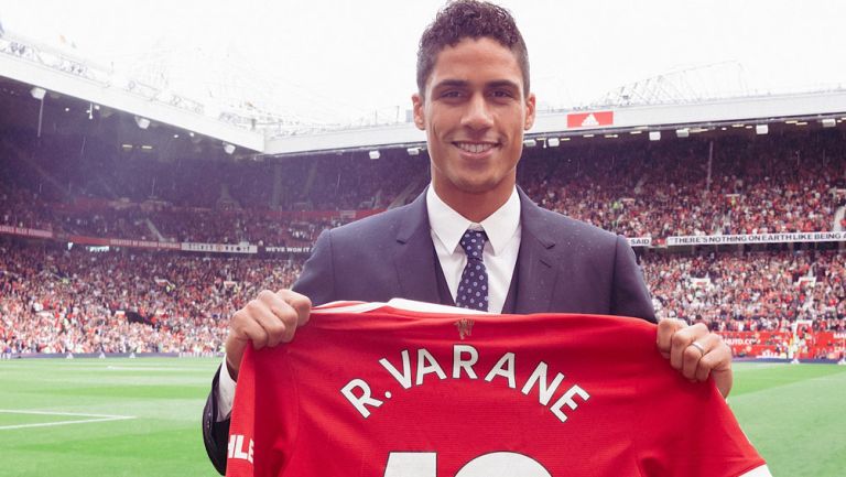 Raphael Varane posa con la camiseta del Manchester United 