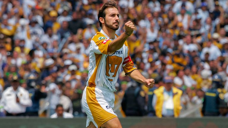 Beltrán celebra en un juego con Pumas