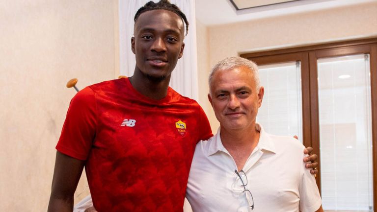 Tammy Abraham posa con Mourinho en su presentación 