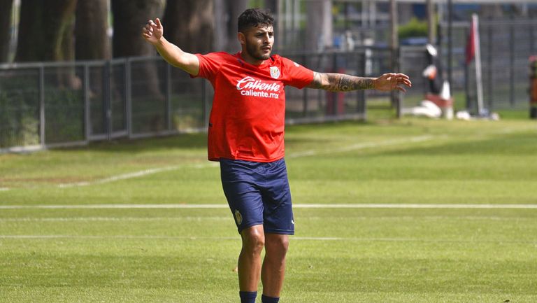 Alexis Vega en un entrenamiento con Chivas