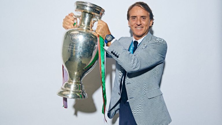 Roberto Mancini posa con el trofeo de la Eurocopa 2020