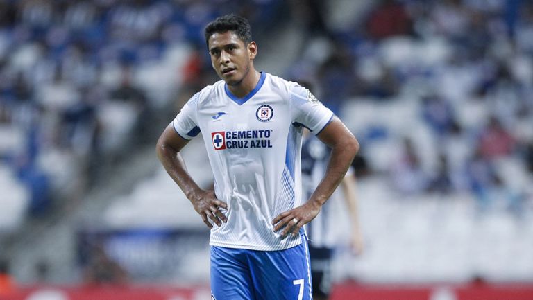 Luis Romo en partido con Cruz Azul