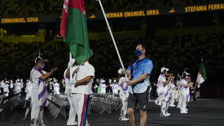 La bandera de Afganistán en el desfile de Paralímpicos 