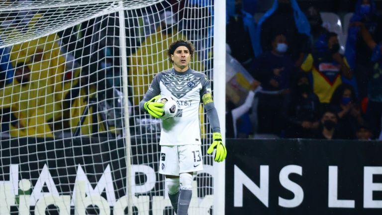 Guillermo Ochoa durante un partido con América