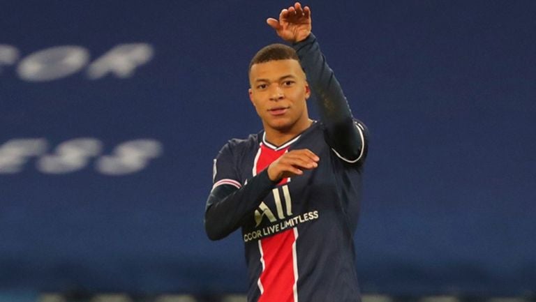 Kylian Mbappé durante un duelo con el PSG