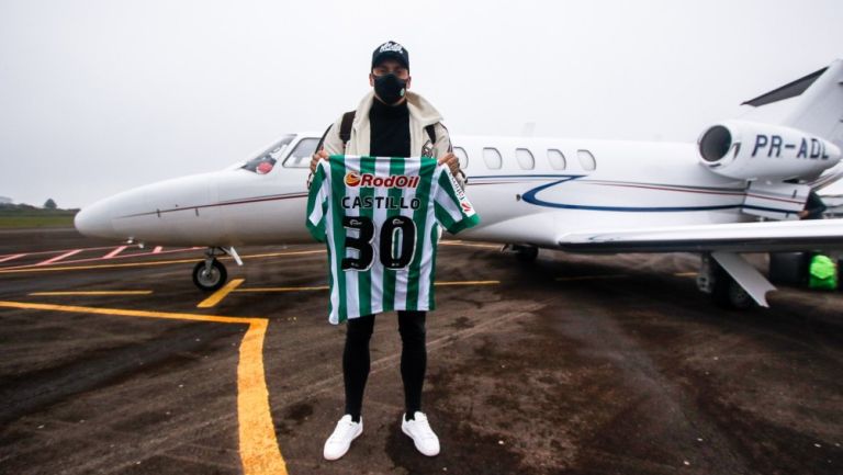 Nicolás Castillo posa con la playera del Juventude 